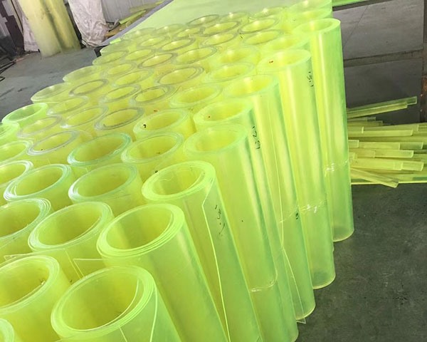 Traitement des plaques de polyuréthane antistatiques