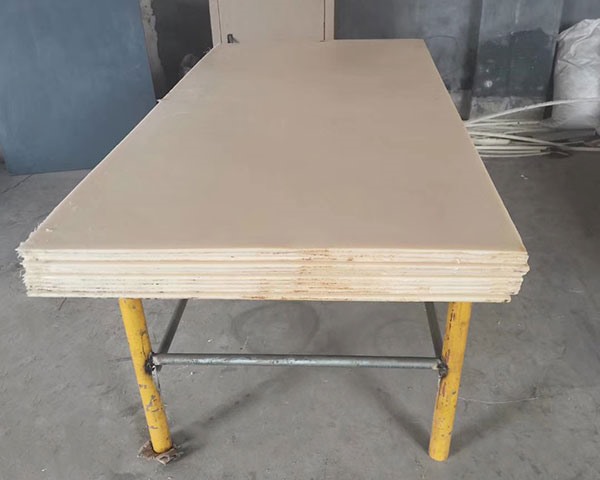 Feuille de nylon contenant de l'huile